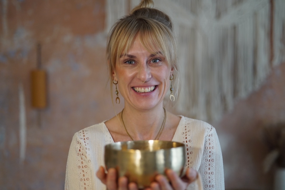 Katrin mit Klangschale