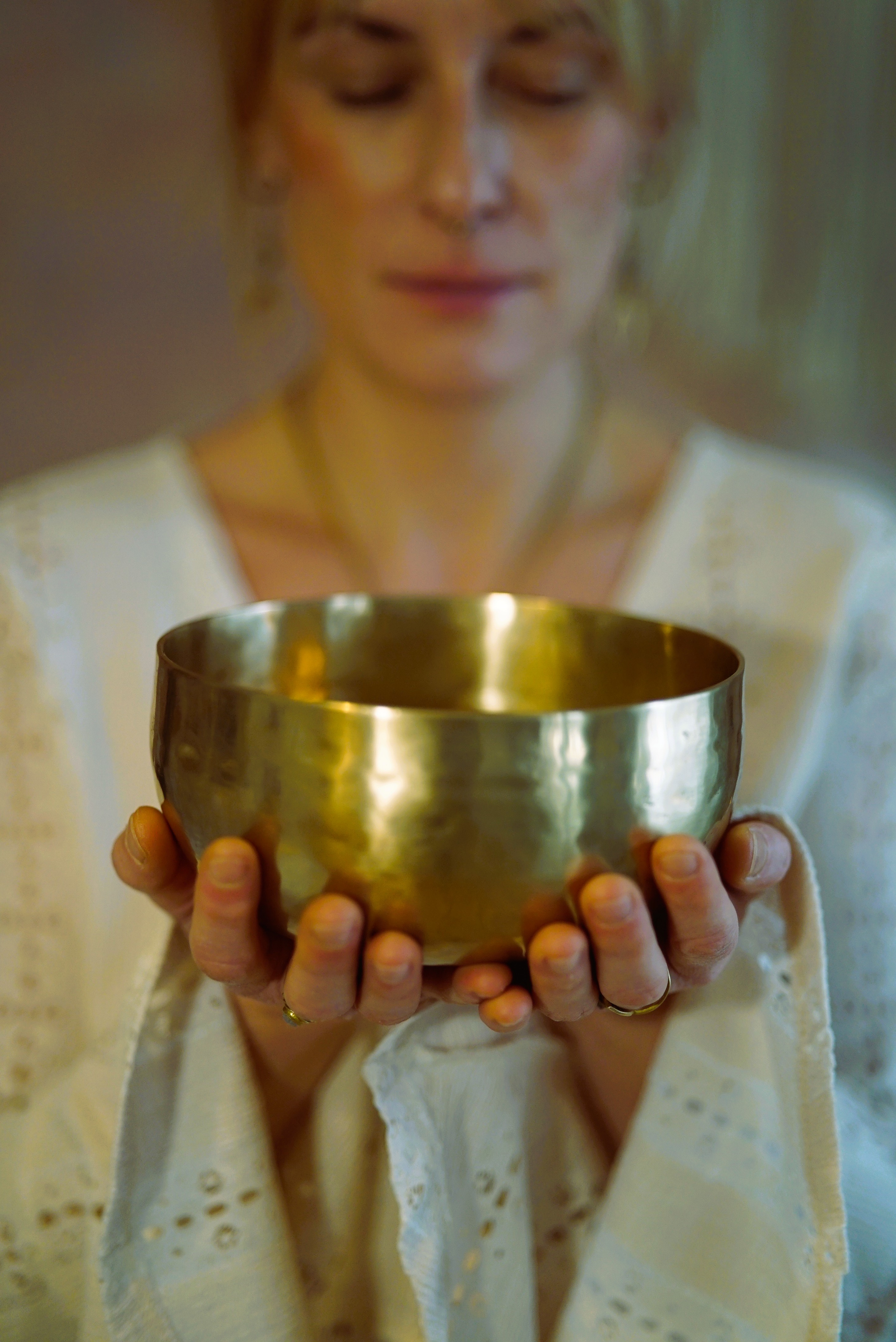 Katrin in meditativer Haltung mit Klangschale