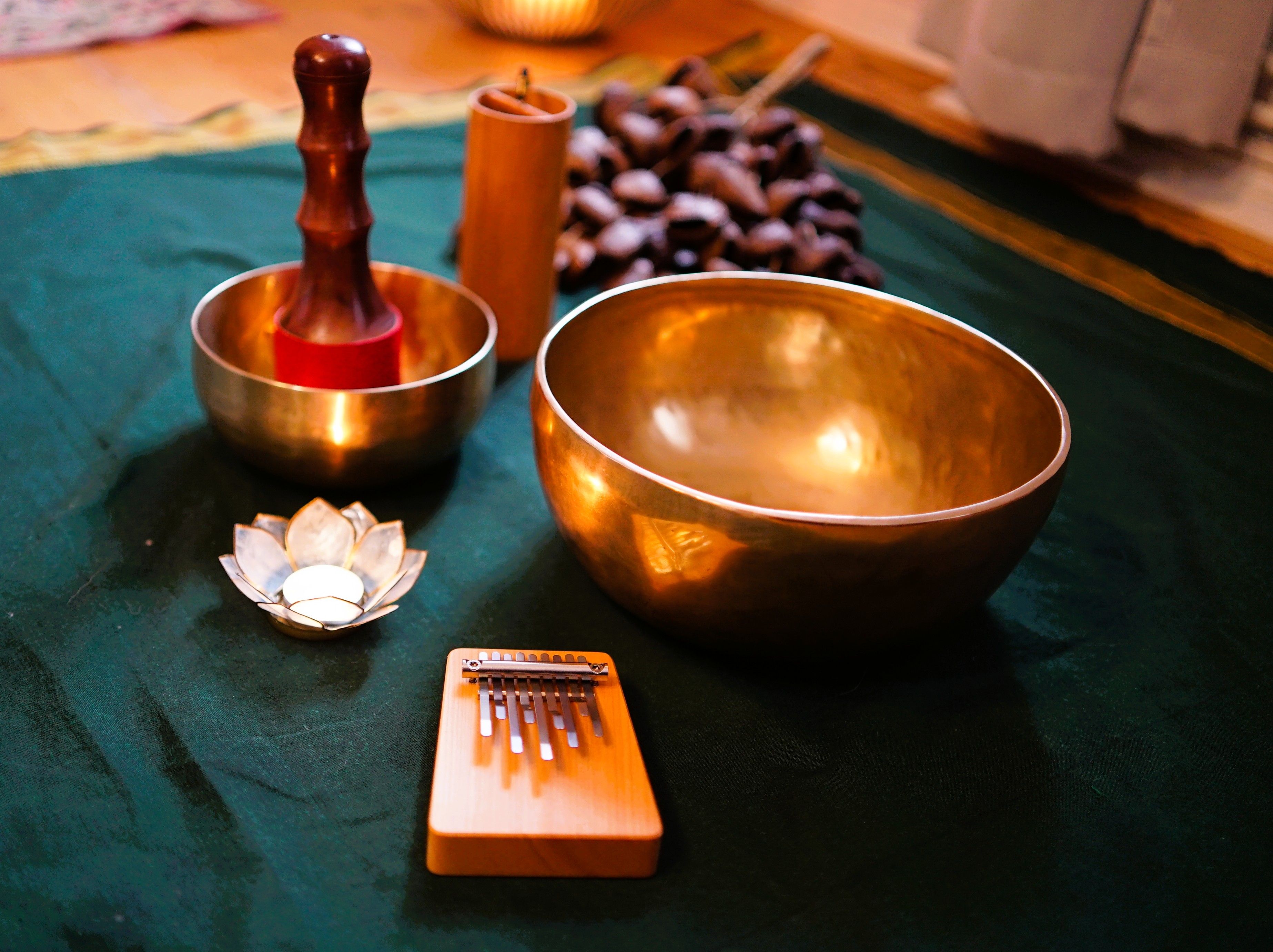 Klangmeditation Setup mit Klangschalen und Handpan
